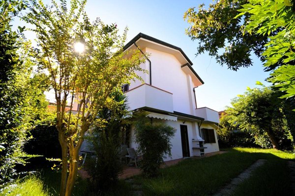 casa indipendente in vendita a Montignoso in zona Cinquale