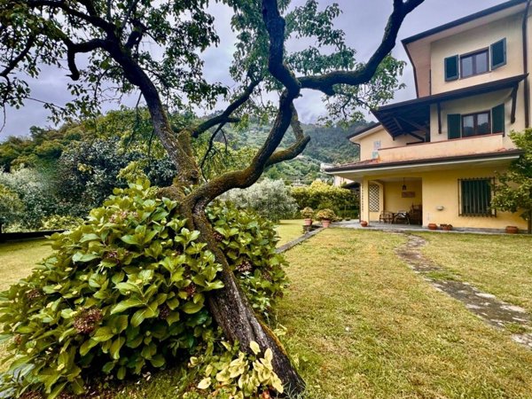 casa indipendente in vendita a Montignoso in zona Capanne