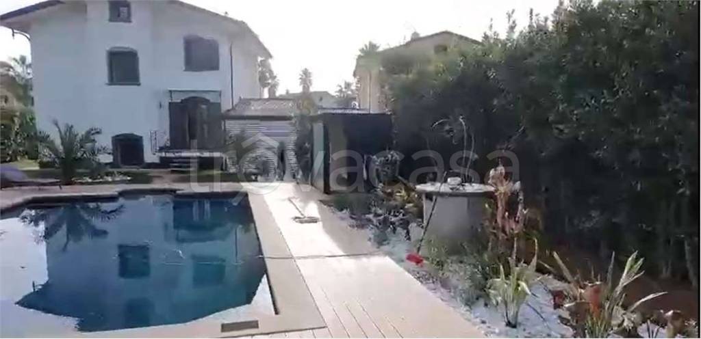 casa indipendente in vendita a Montignoso