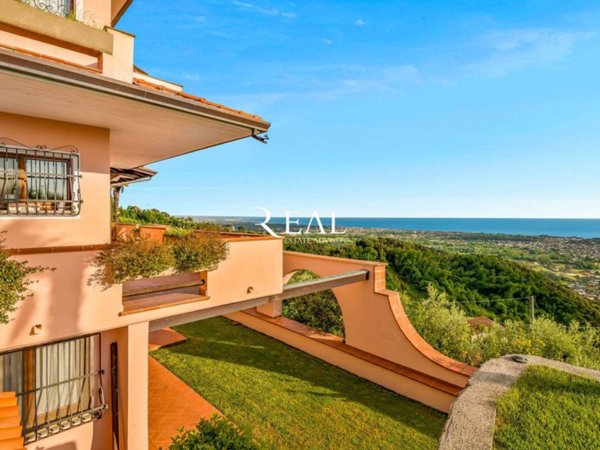 casa indipendente in vendita a Montignoso in zona Palatina