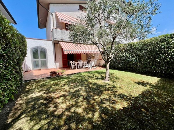 casa indipendente in vendita a Montignoso in zona Cinquale