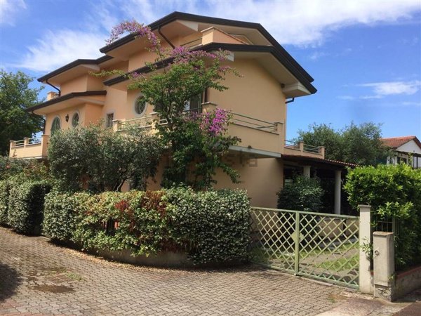 casa indipendente in vendita a Montignoso in zona Cinquale