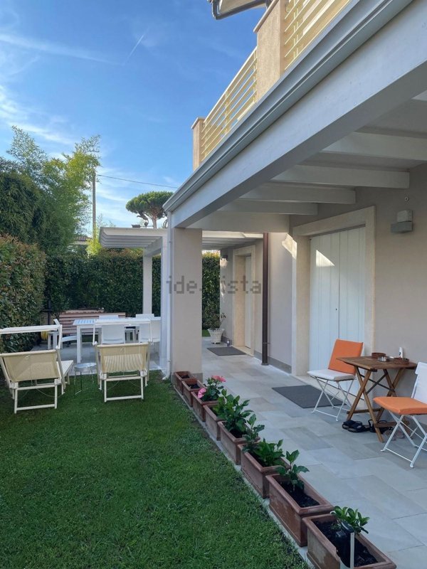 casa indipendente in vendita a Montignoso in zona Cinquale