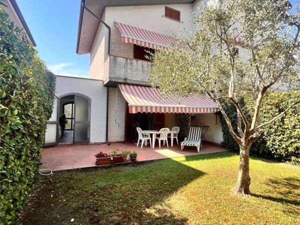 casa indipendente in vendita a Montignoso in zona Cinquale