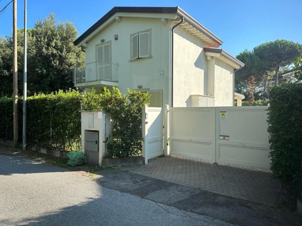 pentavano in vendita a Montignoso in zona Cinquale
