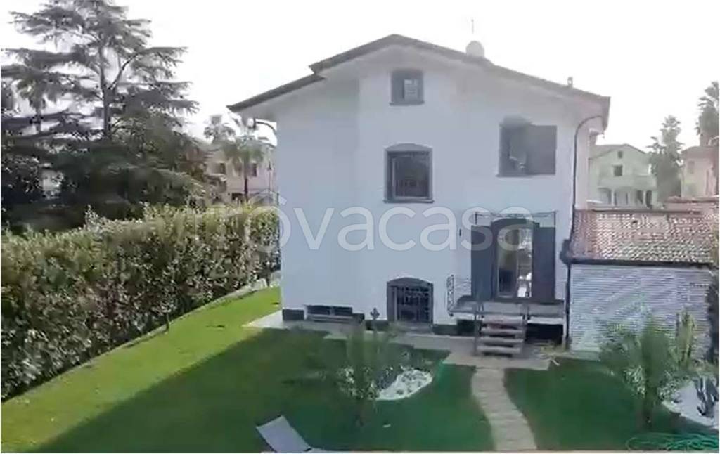 casa indipendente in vendita a Montignoso