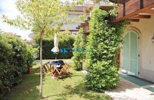 casa indipendente in vendita a Montignoso in zona Cinquale