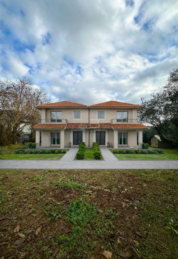 casa indipendente in vendita a Montignoso in zona Renella