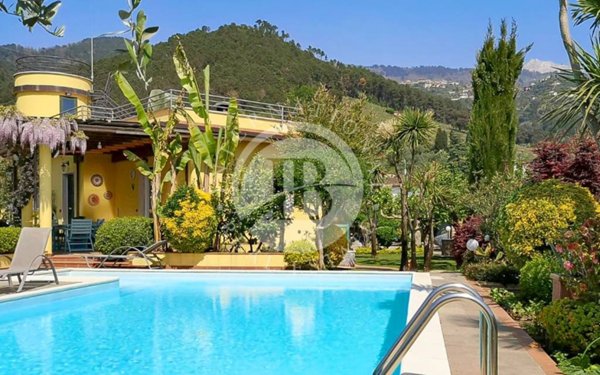 casa indipendente in vendita a Montignoso