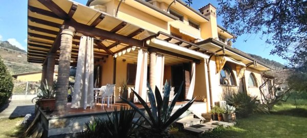 casa indipendente in vendita a Montignoso in zona Capanne