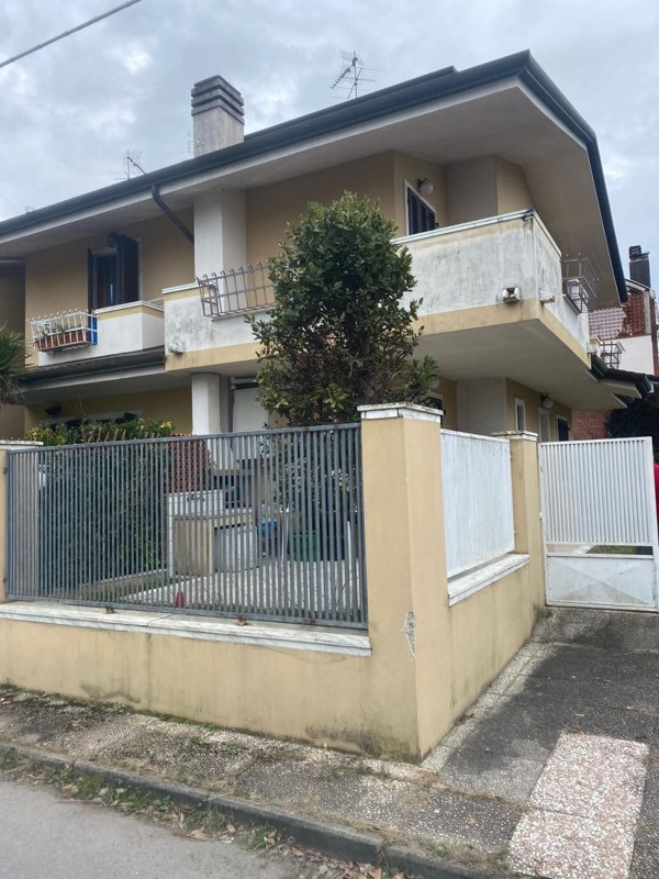 casa indipendente in vendita a Montignoso in zona Cinquale