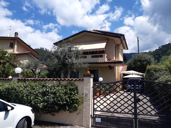 casa indipendente in vendita a Montignoso in zona Capanne