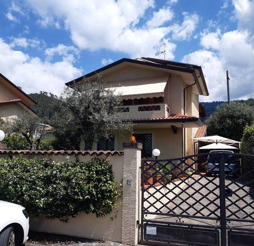 casa indipendente in vendita a Montignoso in zona Capanne