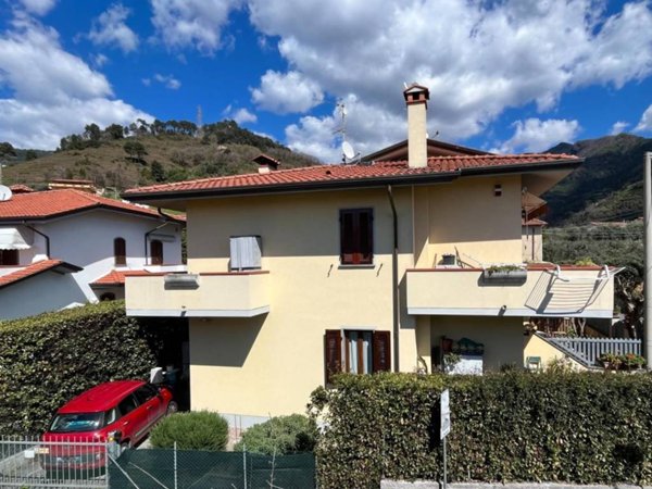 casa indipendente in vendita a Montignoso in zona Capanne