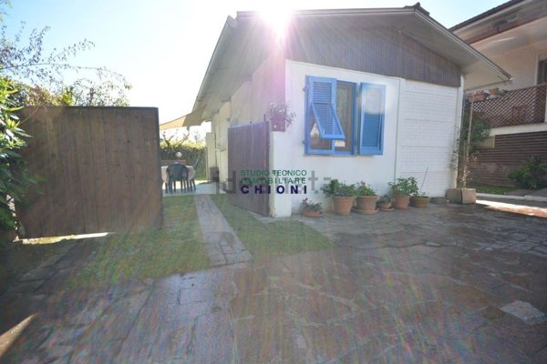 casa indipendente in vendita a Montignoso