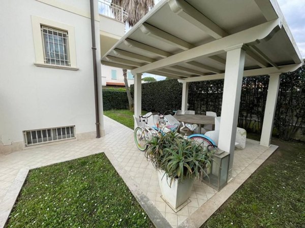 casa indipendente in vendita a Montignoso in zona Cinquale