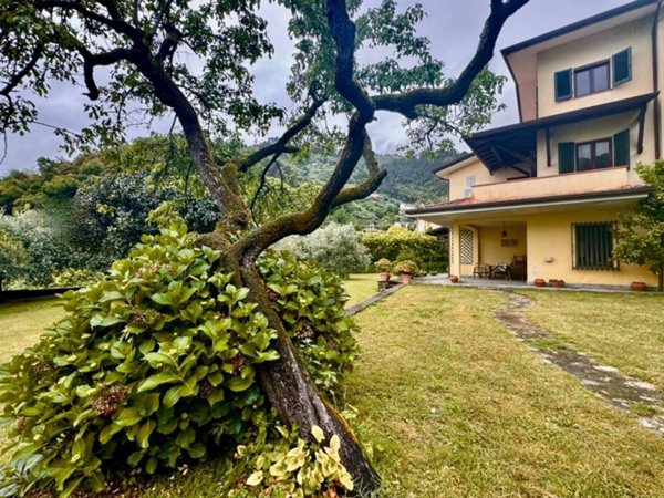 casa indipendente in vendita a Montignoso in zona Capanne