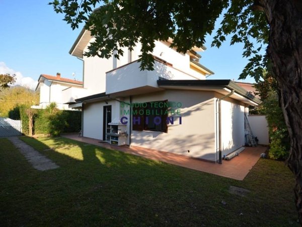 casa indipendente in vendita a Montignoso in zona Cinquale