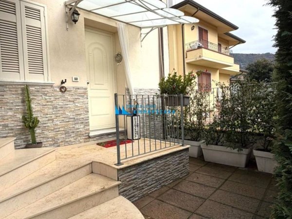 casa indipendente in vendita a Montignoso in zona Capanne