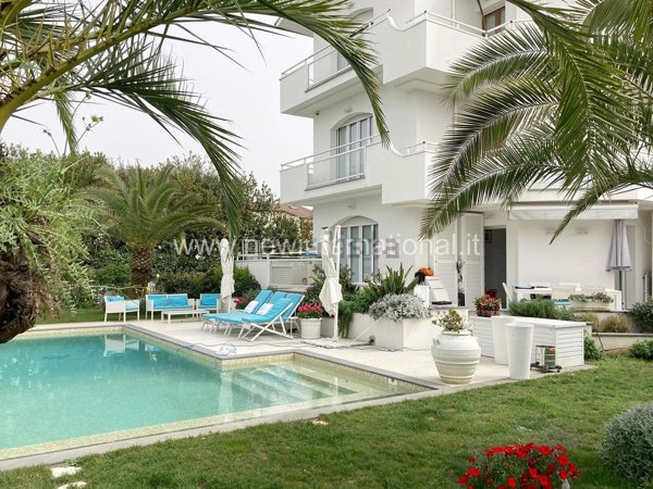 casa indipendente in vendita a Montignoso