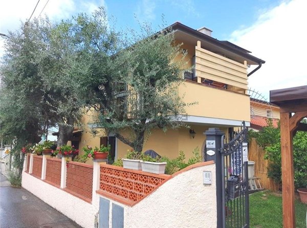 casa indipendente in vendita a Montignoso in zona Debbia
