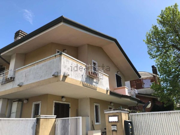 casa indipendente in vendita a Montignoso in zona Cinquale