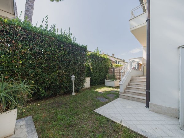 casa indipendente in vendita a Montignoso in zona Cinquale