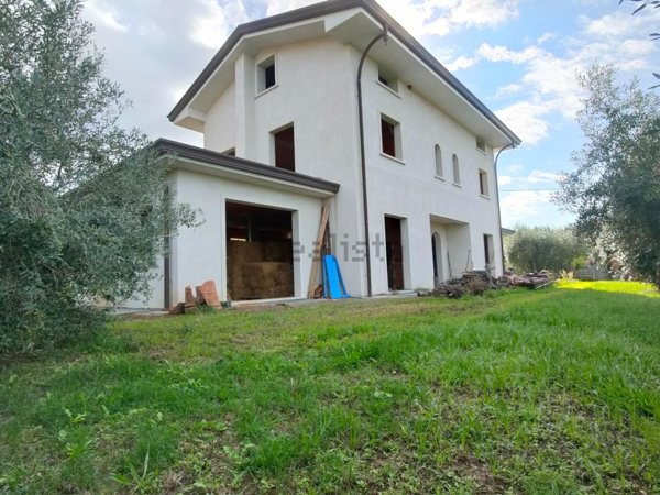 casa indipendente in vendita a Montignoso in zona Cervaiolo