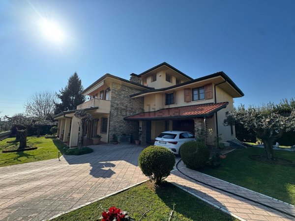 casa indipendente in vendita a Montignoso