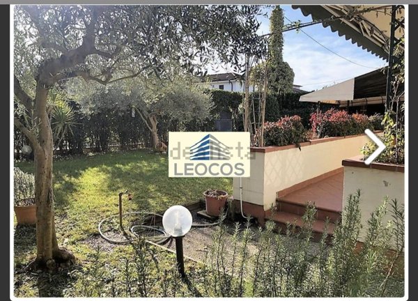 casa indipendente in vendita a Montignoso in zona Cinquale