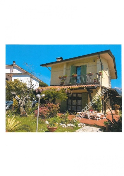 casa indipendente in vendita a Montignoso in zona Cinquale