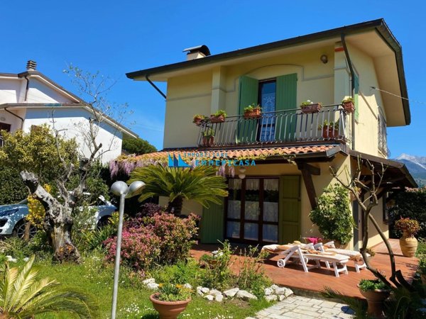 casa indipendente in vendita a Montignoso in zona Cinquale