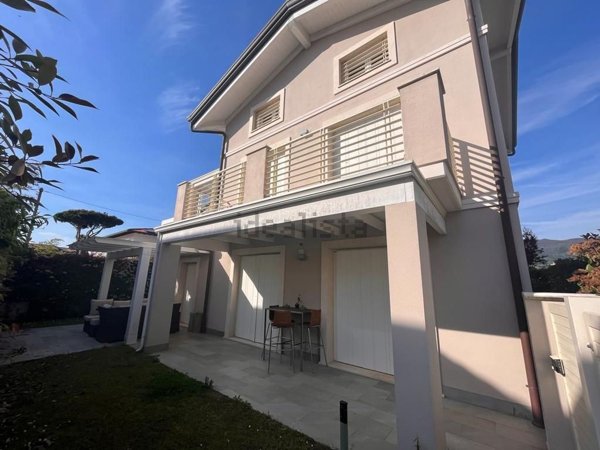 casa indipendente in vendita a Montignoso in zona Cinquale