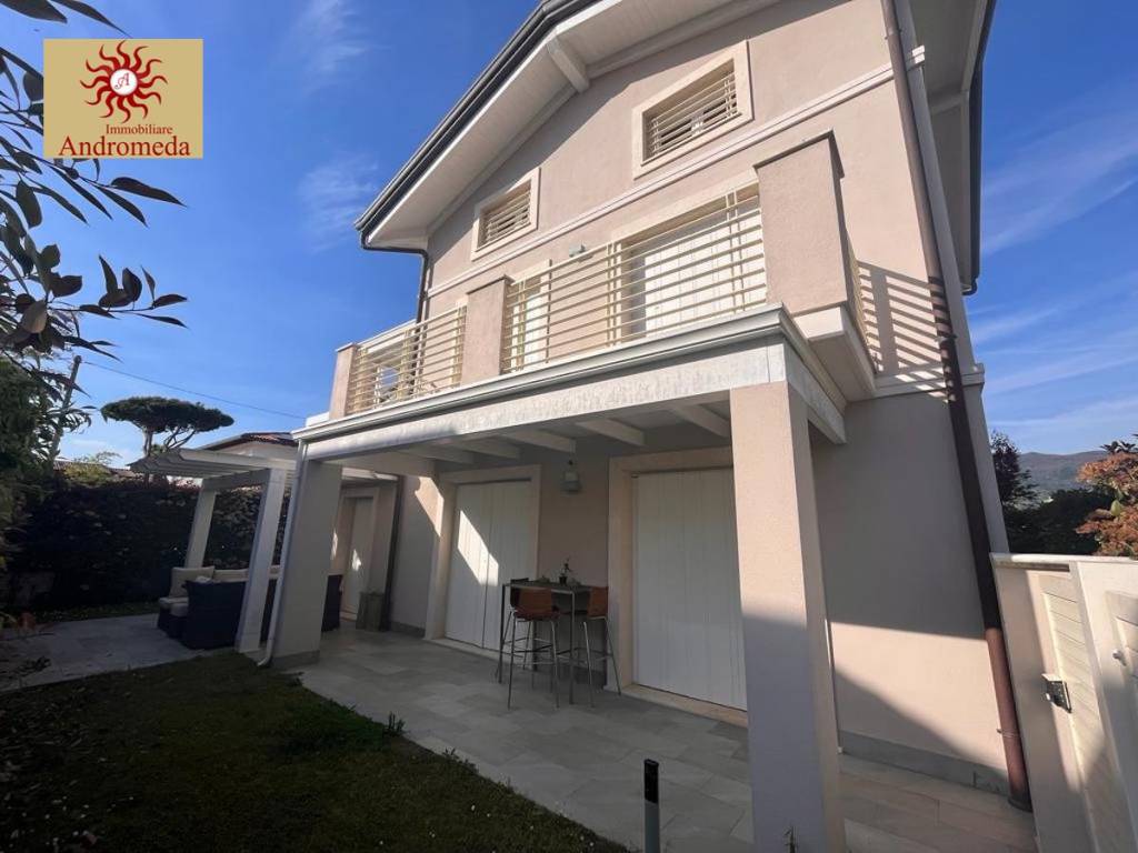 casa indipendente in vendita a Montignoso in zona Cinquale