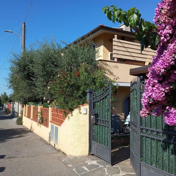 casa indipendente in vendita a Montignoso in zona Cinquale