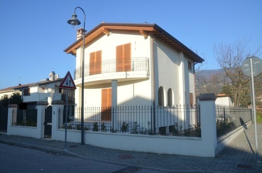 casa indipendente in vendita a Montignoso in zona Cervaiolo