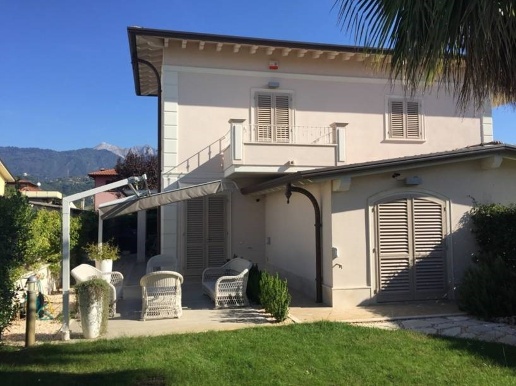 casa indipendente in vendita a Montignoso in zona Cinquale