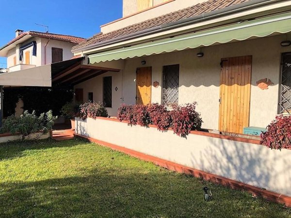 casa indipendente in vendita a Montignoso in zona Cinquale
