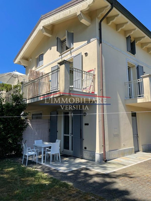 casa indipendente in vendita a Montignoso in zona Cinquale