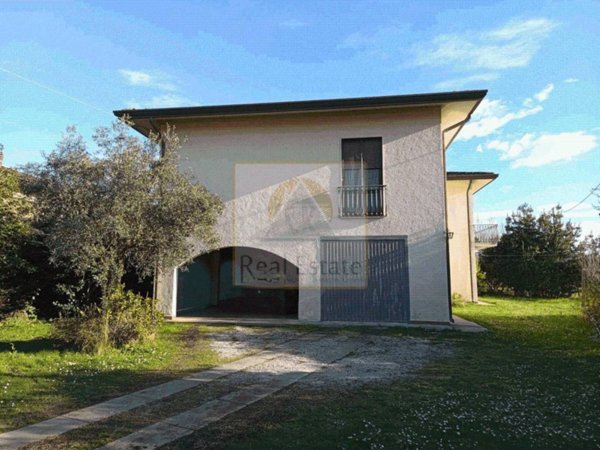 casa indipendente in vendita a Montignoso in zona Cervaiolo