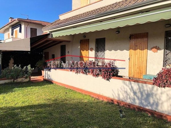 casa indipendente in vendita a Montignoso in zona Cinquale
