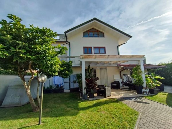 casa indipendente in vendita a Montignoso in zona Cervaiolo