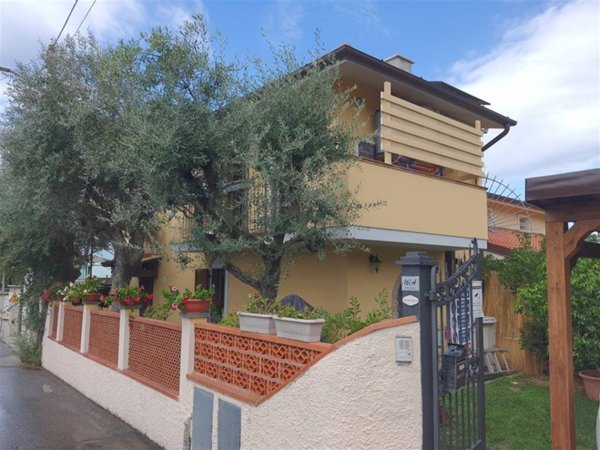casa indipendente in vendita a Montignoso in zona Debbia
