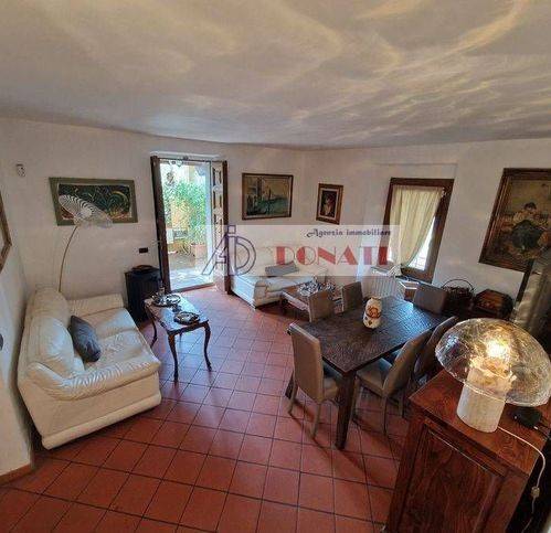 casa indipendente in vendita a Montignoso in zona Debbia