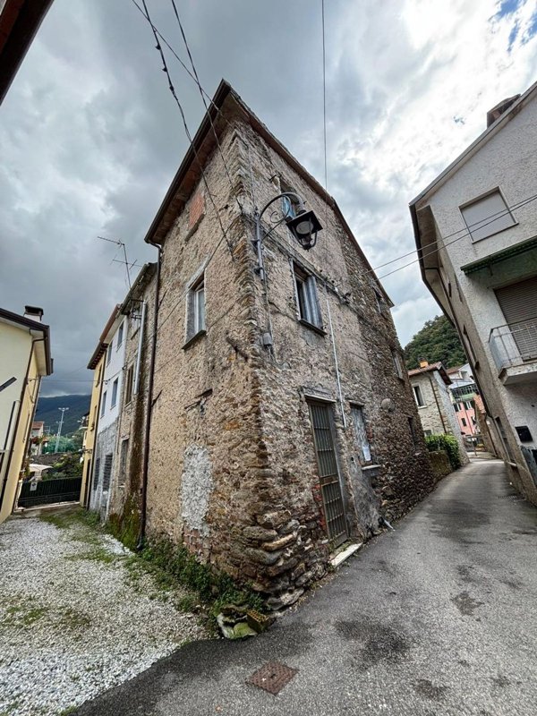 casa indipendente in vendita a Montignoso in zona Capanne