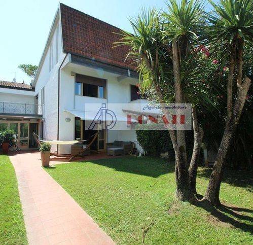 casa indipendente in vendita a Montignoso in zona Cinquale