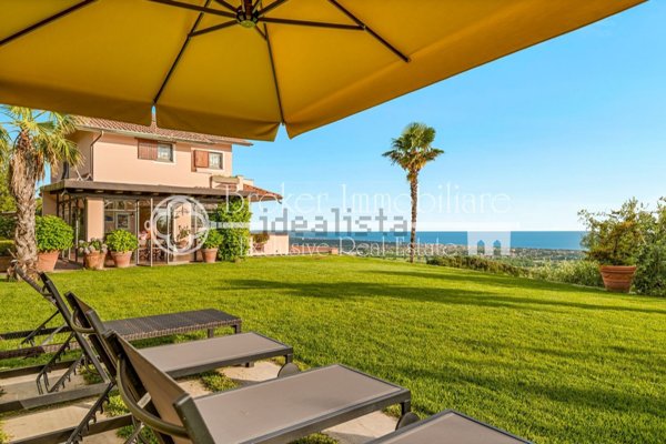 casa indipendente in vendita a Montignoso