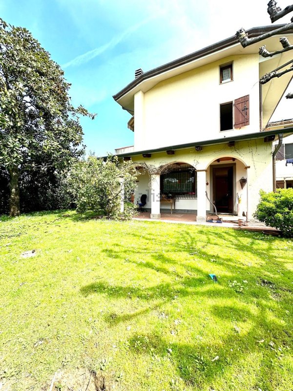 casa indipendente in vendita a Montignoso in zona Debbia