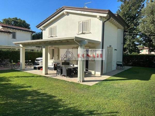 casa indipendente in vendita a Montignoso in zona Cinquale