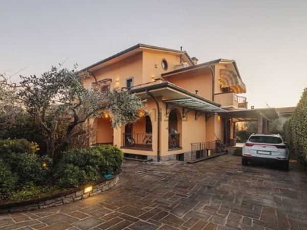 casa indipendente in vendita a Montignoso